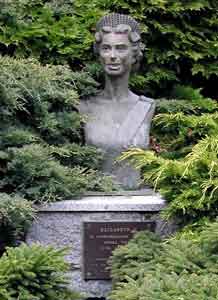 Queen's Bust now in sturdy bronze